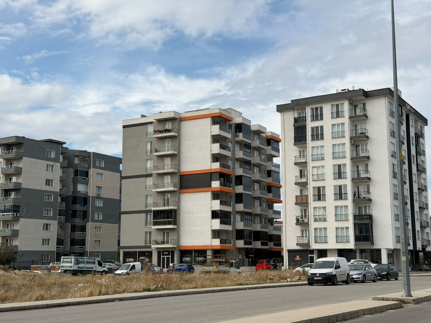 TEKZEN SERKANBEY EVLERİNDE FULL EŞYALI ARA KAT CAM BALKONLU 2+1 - ÇANAKKALE MERKEZ ARSLANCA MAHALLESİ - undefined undefined