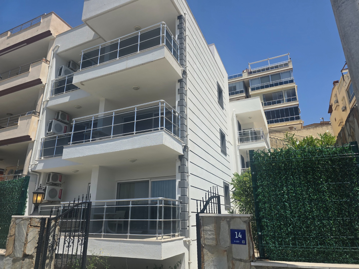 KUŞADASI KADINLAR DENİZİNDE KLİMALI FULL EŞYALI 1+1 SATILIK DAİRE