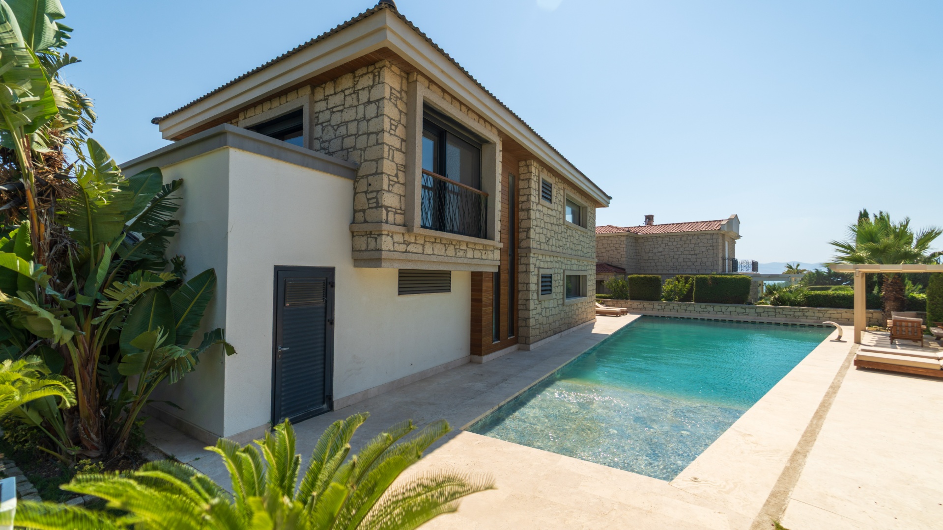 Çeşme Ayasaranda'da Deniz Manzaralı Özel Havuzlu Tam Müstakil Lüks Villa