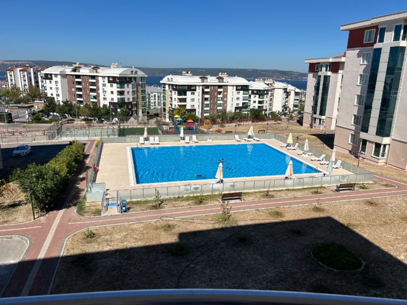 ÇANAKKALE HAMİDİYE'DE HAVUZLU SİTEDE BOĞAZ MANZARALI, EŞYALI 3+1 KİRALIK DAİRE - ÇANAKKALE MERKEZ KEPEZ BELDESİ, HAMİDİYE MAHALLESİ - undefined undefined - Thumbnail