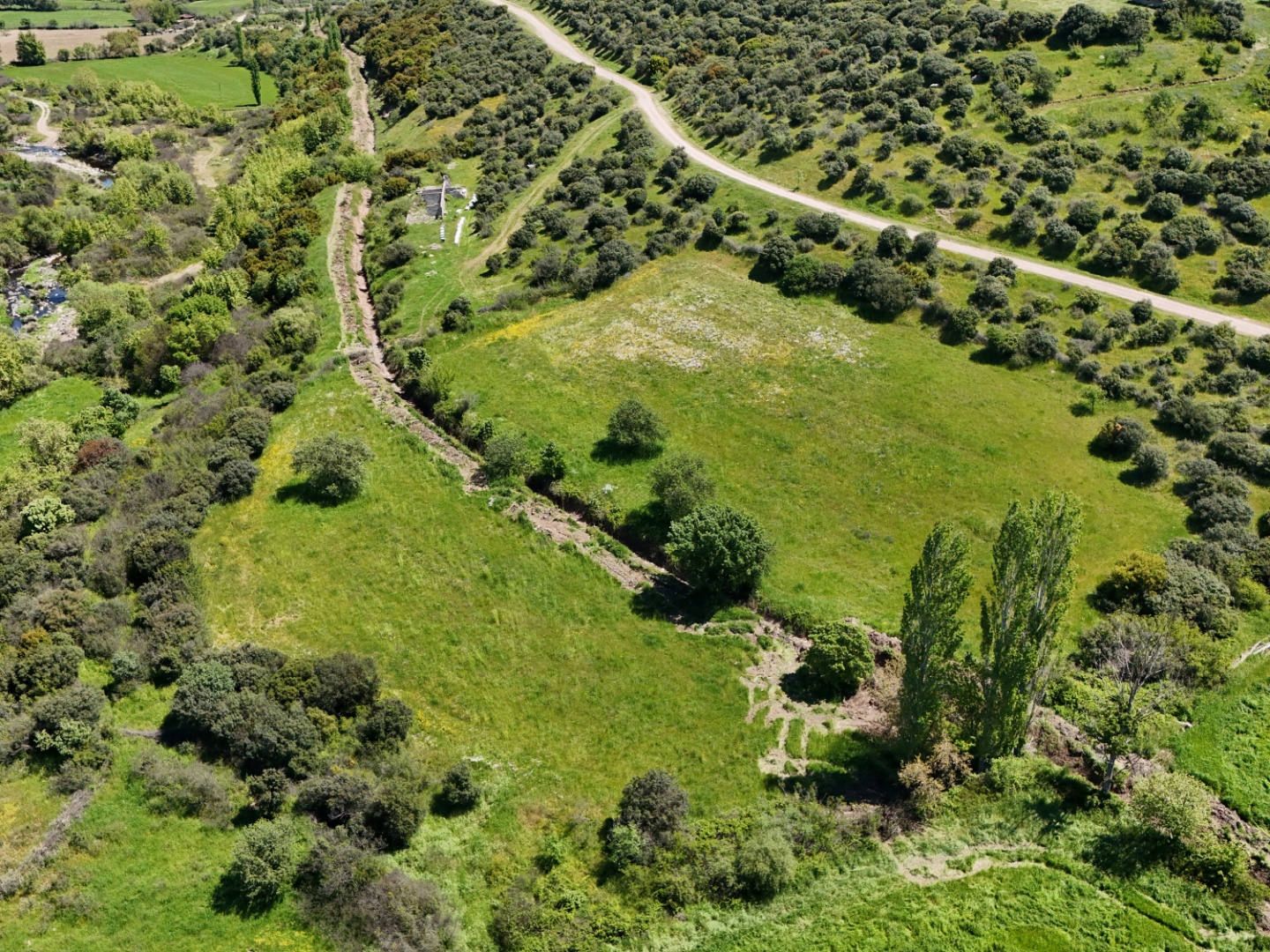 ÇANAKKALE, EZİNE, BAHÇELİ KÖYÜ'NDE BARAJA YAKIN, SULU TARIM VEYA ÇİFTLİK İÇİN UYGUN, KADASTRAL YOLU OLAN TARLA - ÇANAKKALE EZİNE BAHÇELİ KÖYÜ - undefined undefined - Thumbnail