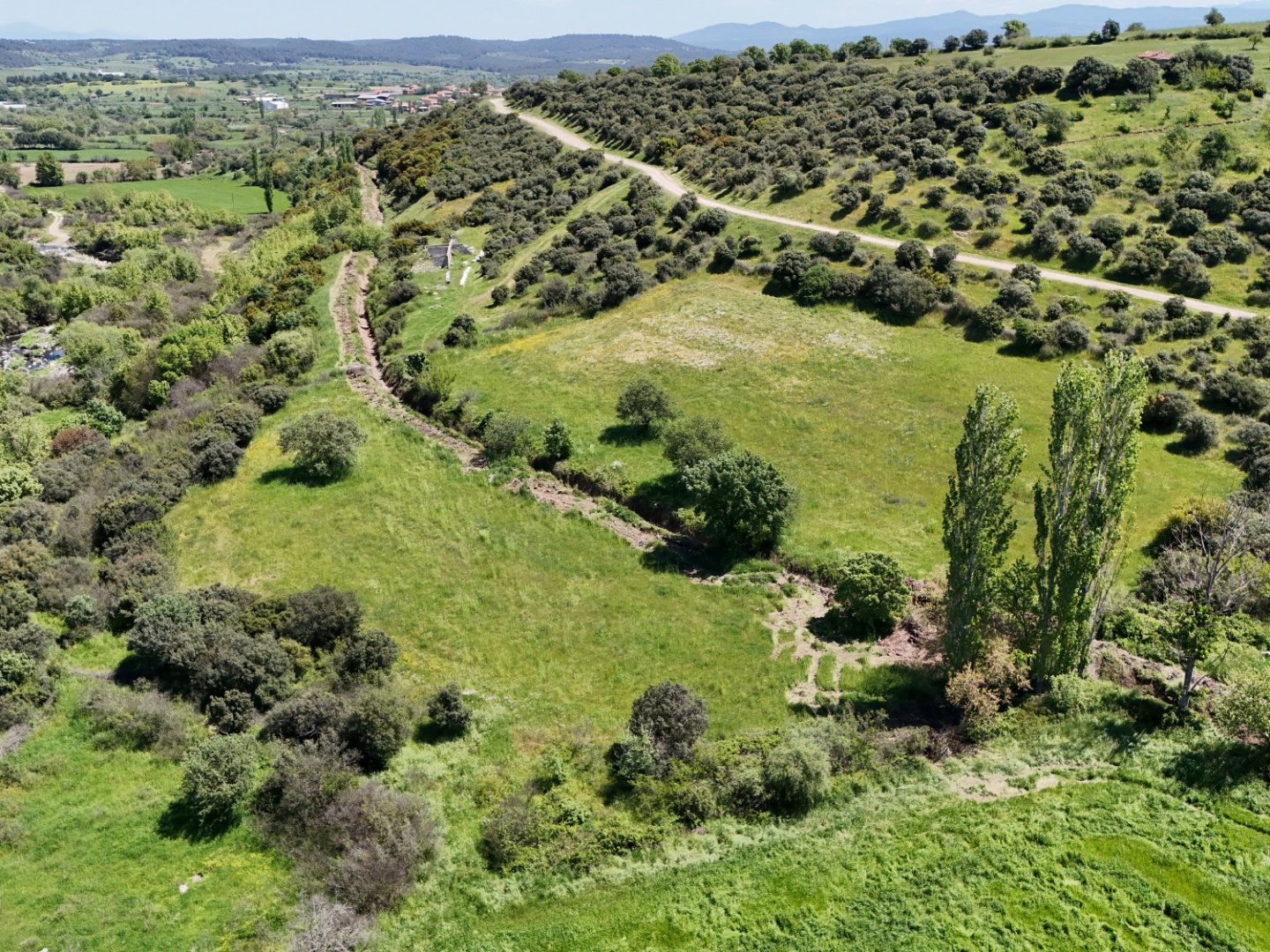 ÇANAKKALE, EZİNE, BAHÇELİ KÖYÜ'NDE BARAJA YAKIN, SULU TARIM VEYA ÇİFTLİK İÇİN UYGUN, KADASTRAL YOLU OLAN TARLA - ÇANAKKALE EZİNE BAHÇELİ KÖYÜ - undefined undefined - Thumbnail