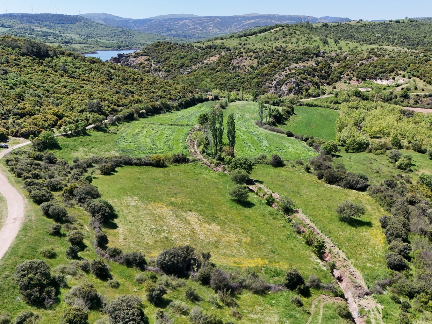 ÇANAKKALE, EZİNE, BAHÇELİ KÖYÜ'NDE BARAJA YAKIN, SULU TARIM VEYA ÇİFTLİK İÇİN UYGUN, KADASTRAL YOLU OLAN TARLA - ÇANAKKALE EZİNE BAHÇELİ KÖYÜ - undefined undefined - Thumbnail