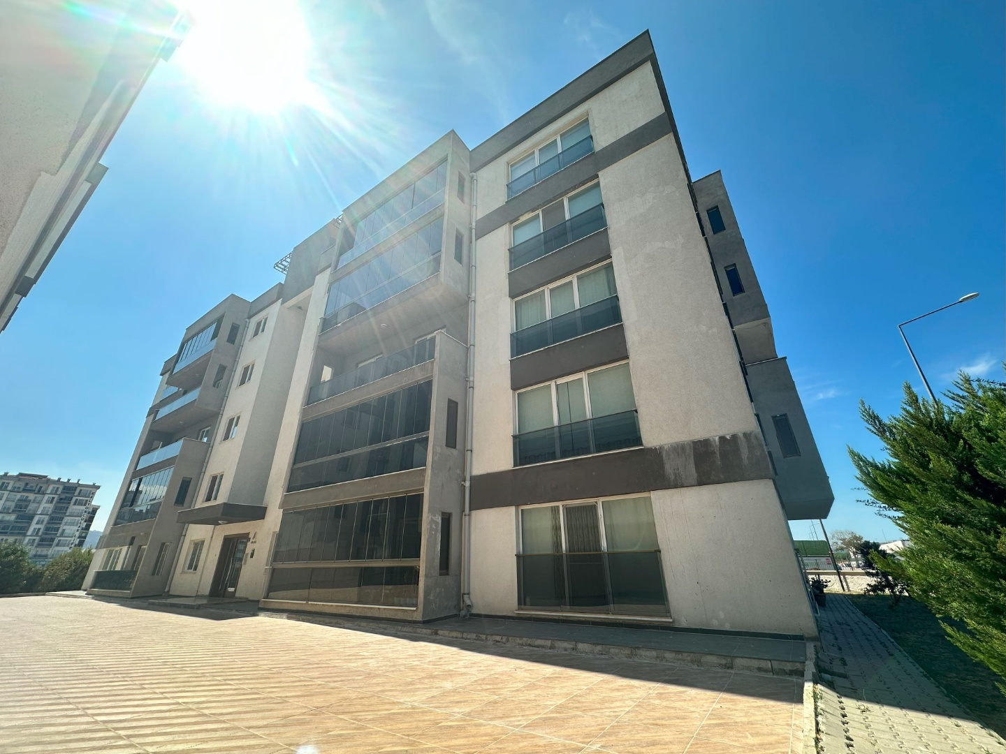 ÇANAKKALE MODERN SİTESİ, GİRİŞ KAT GENİŞ 3+1 SATILIK DAİRE!