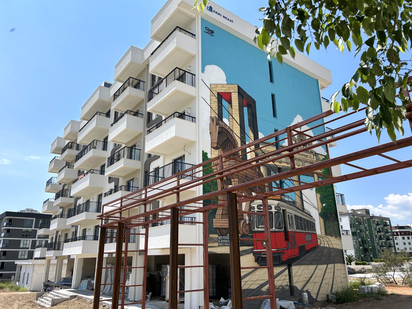 ÇANAKKALE, MERKEZ, HAMİDİYE MAHALLESİNDE, SOSYAL DONATILI VE GÜVENLİKLİ SİTEDE, EŞYALI, HOLLÜ SATILIK 1+1 DAİRE