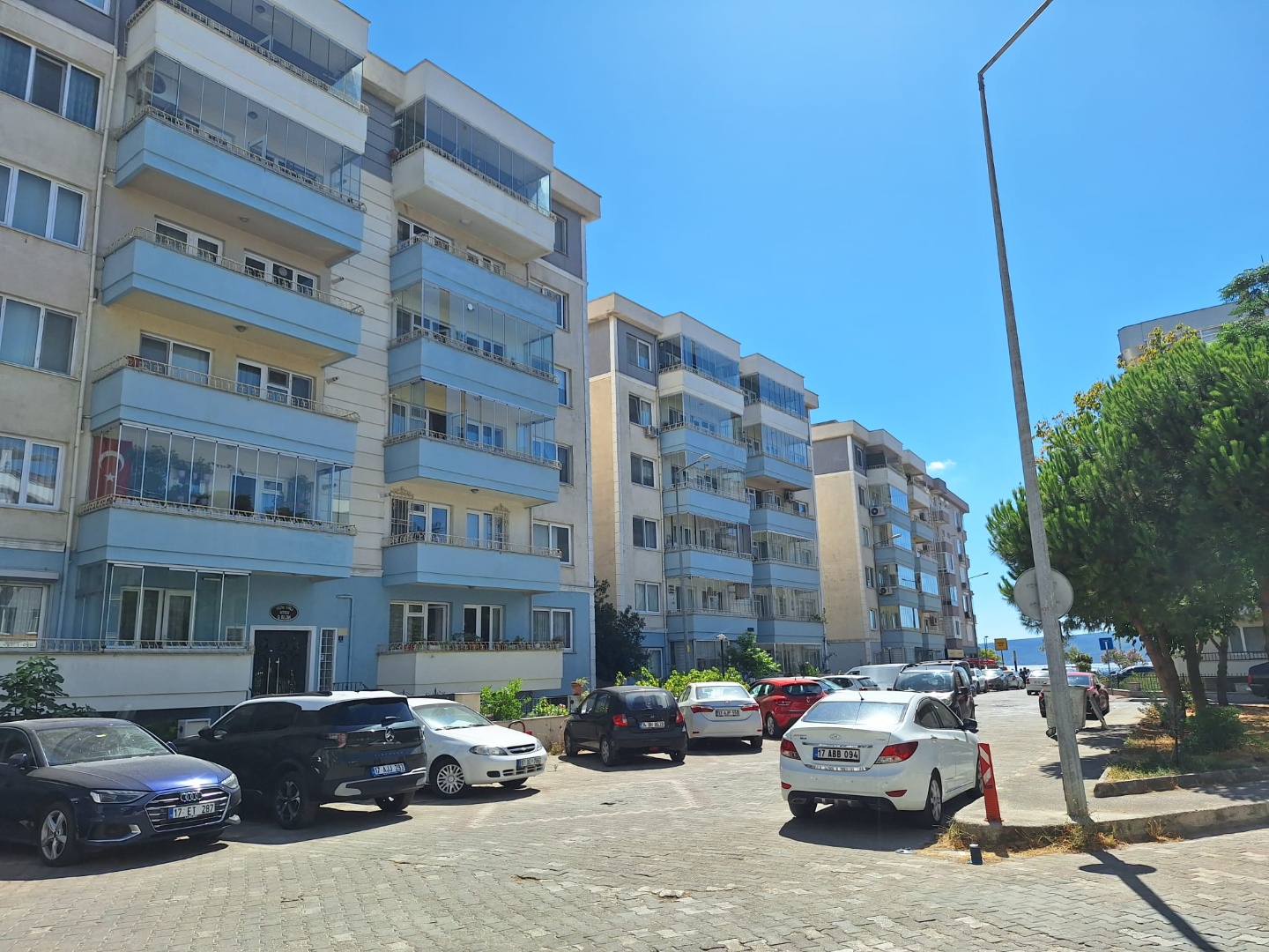 YENİ KORDON’A 100 METRE | YENİ YALI SİTESİ’NDE DENİZ MANZARALI 3+1 KİRALIK DAİRE