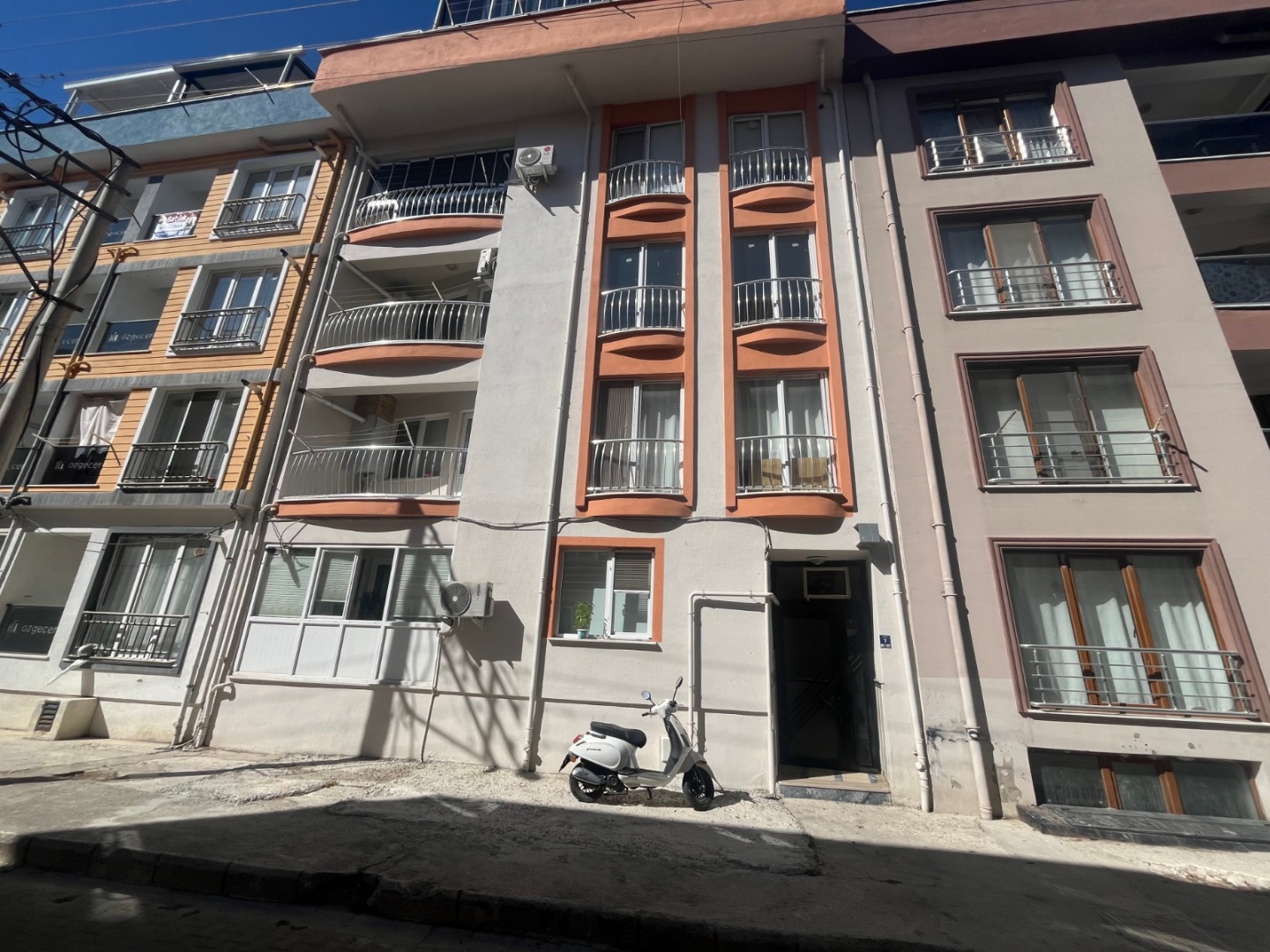 ÇANAKKALE  TRUVA CADEDESİNE YAKIN İÇİ YENİLENMİŞ 2+1 SATILIK DAİRE - ÇANAKKALE MERKEZ BARBAROS MAHALLESİ - undefined undefined - Thumbnail