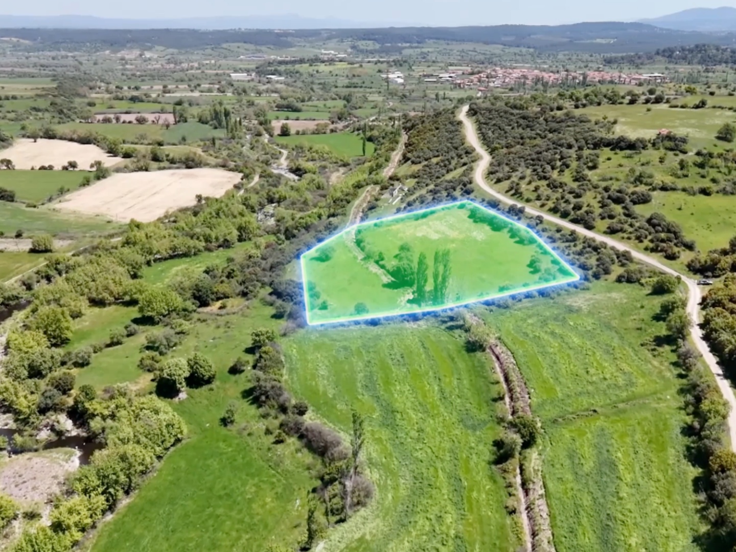 ÇANAKKALE, EZİNE, BAHÇELİ KÖYÜ'NDE BARAJA YAKIN, SULU TARIM VEYA ÇİFTLİK İÇİN UYGUN, KADASTRAL YOLU OLAN TARLA - ÇANAKKALE EZİNE BAHÇELİ KÖYÜ - undefined undefined - Thumbnail