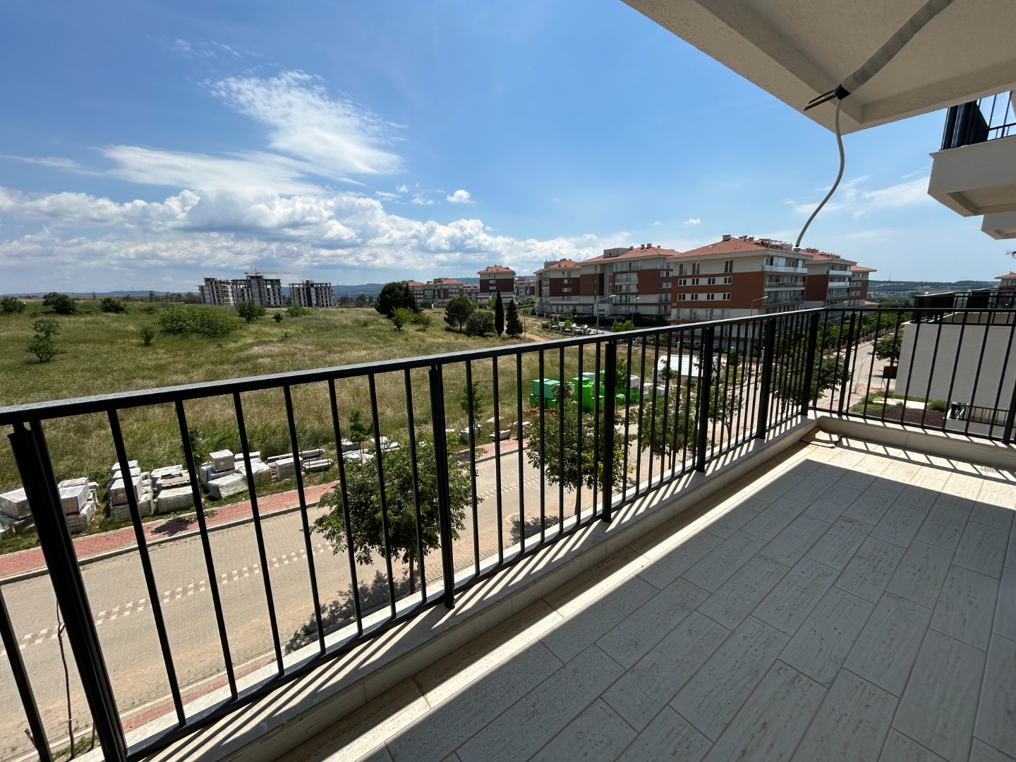 ÇANAKKALE, MERKEZ, HAMİDİYE MAHALLESİNDE, SOSYAL DONATILI VE GÜVENLİKLİ SİTEDE, GENİŞ BALKONLU, HOLLÜ SATILIK 1+1 DAİRE - ÇANAKKALE MERKEZ KEPEZ BELDESİ, HAMİDİYE MAHALLESİ - undefined undefined - Thumbnail
