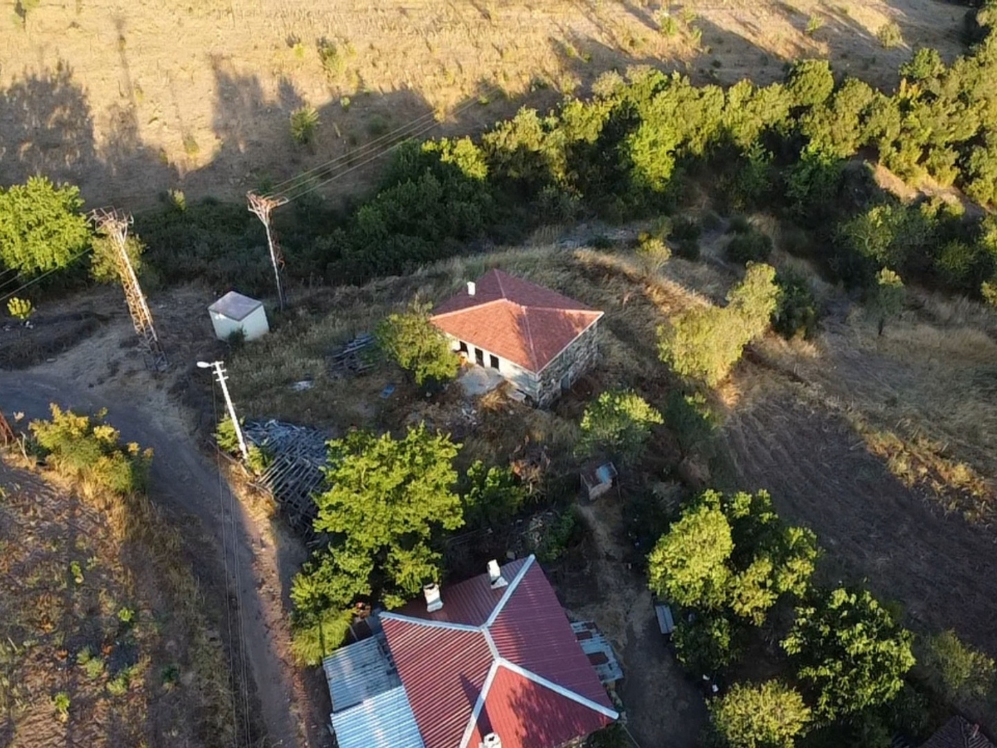 ÇANAKKALE LAPSEKİ HACIGELEN DE SATILIK 985 M2 ARSA İÇİNDE 4+2 TAŞ EV - ÇANAKKALE LAPSEKİ HACIGELEN KÖYÜ, KORU MEVKİİ - undefined [object Object]