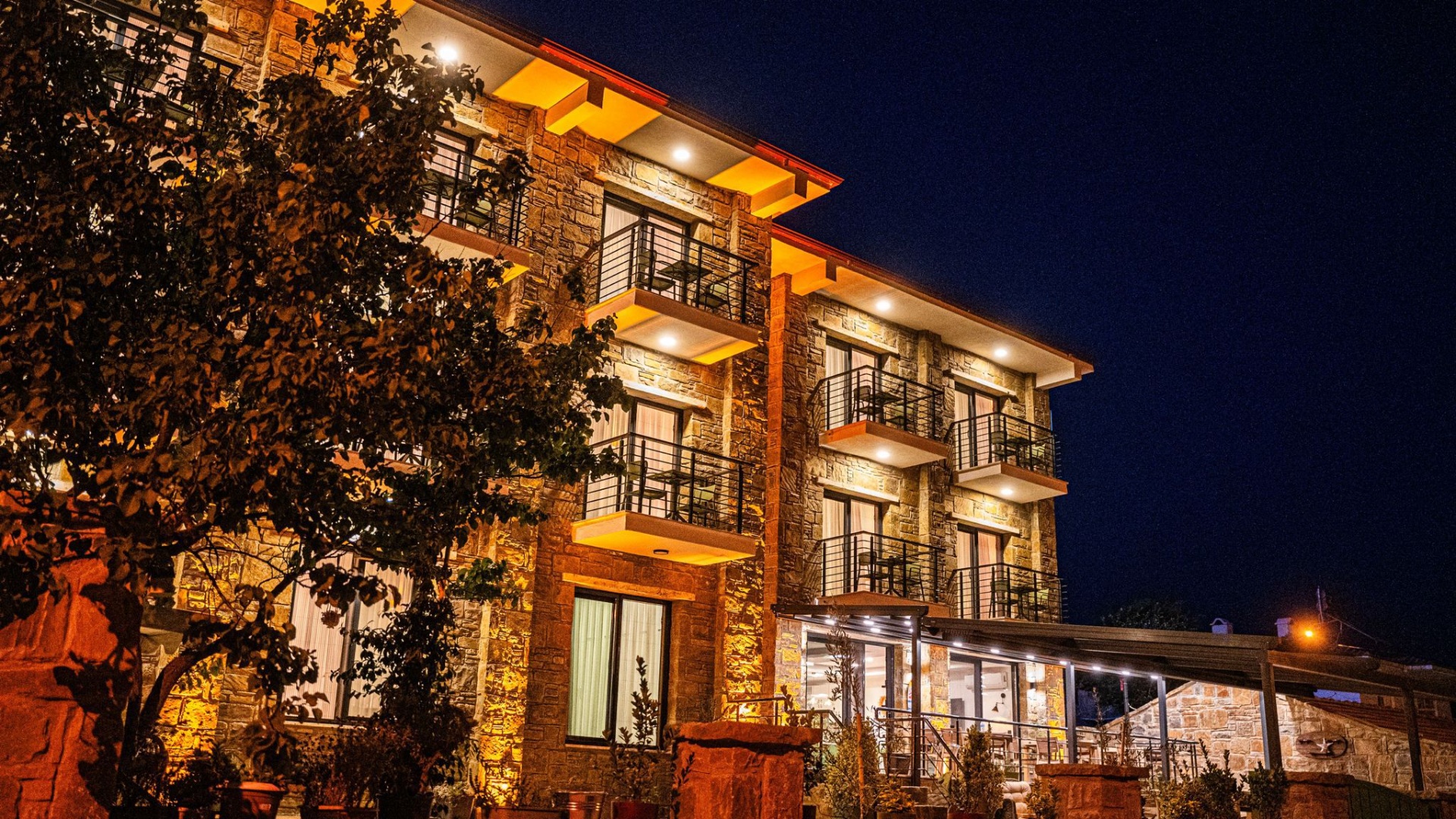 GÖKÇEADA EŞELEKTE SAHİLE YAKIN SATILIK 12 ODALI 3 YILDIZLI OTEL